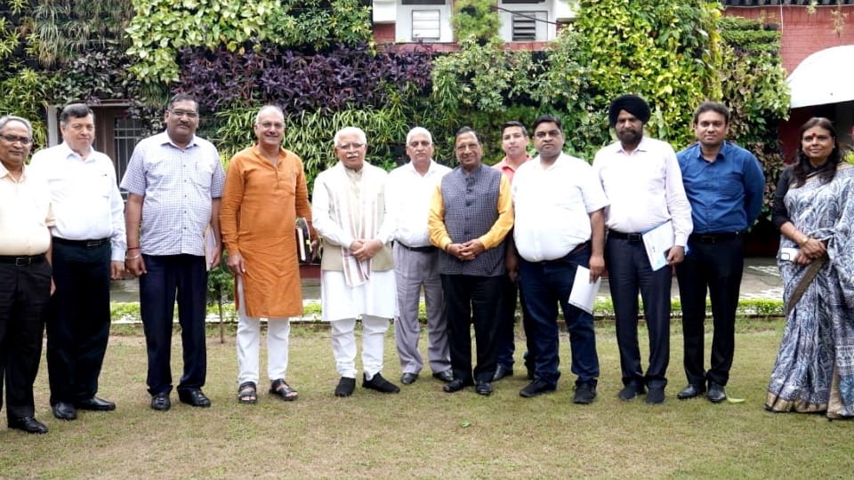 Haryana CM Manohar Lal met leading entrepreneurs of Industrial Association, Panipat at CM house