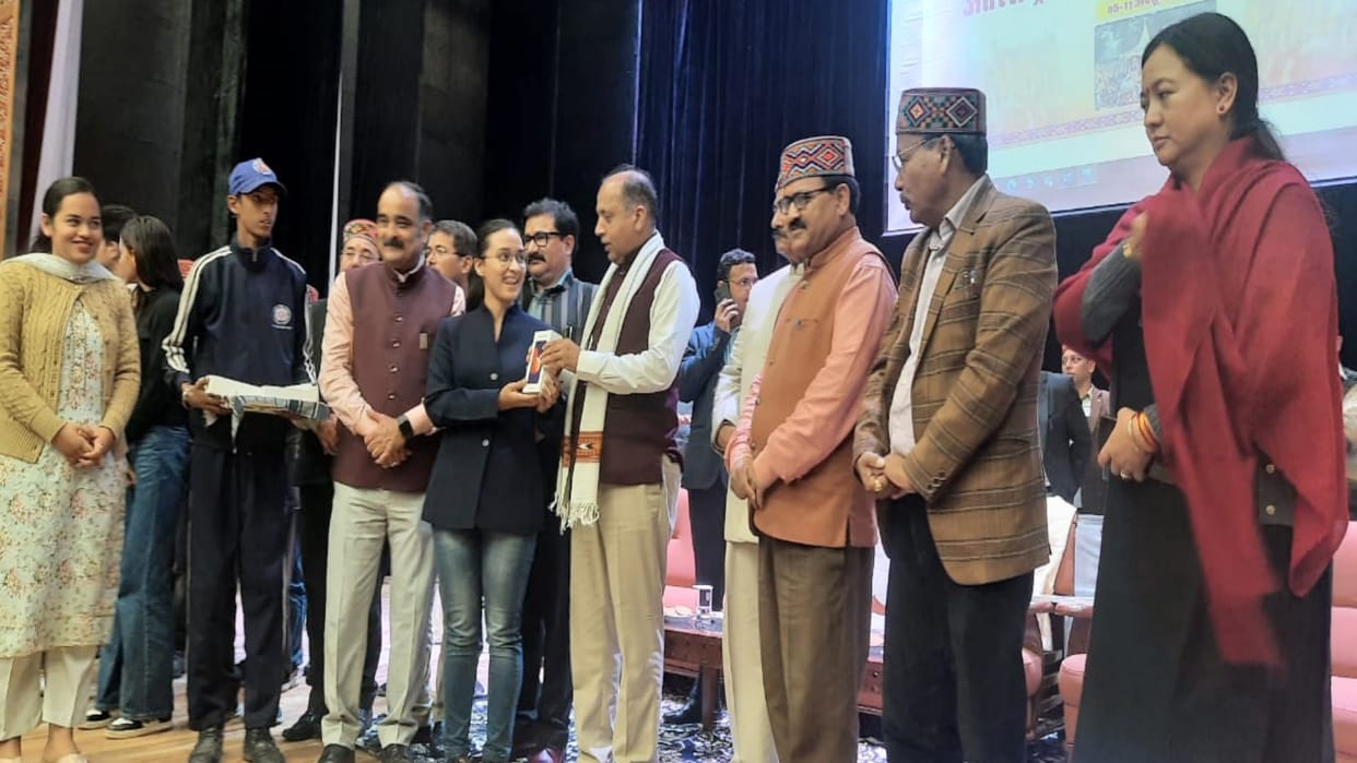10 thousand Schools and Colleges meritorious will get smart mobile phones, CM Jairam launched from Kullu