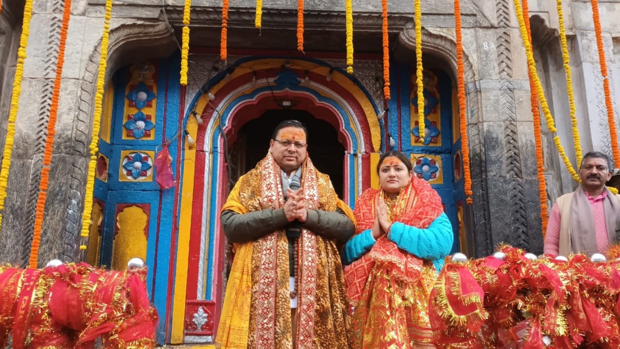Kedarnath CM Dhami reached Baba Kedar darshan with wife Flag off the trauma chariot of AIIMS