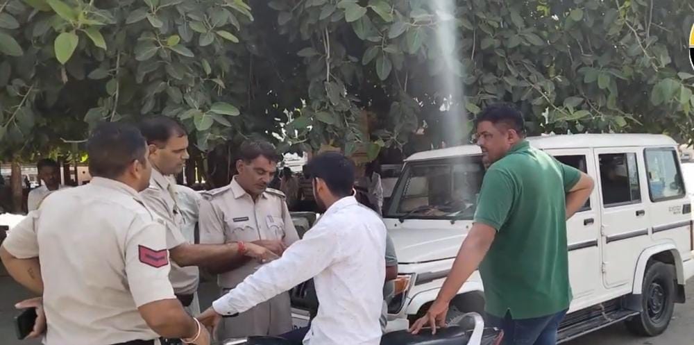 Three miscreants entered the shop to rob, fired during the scuffle