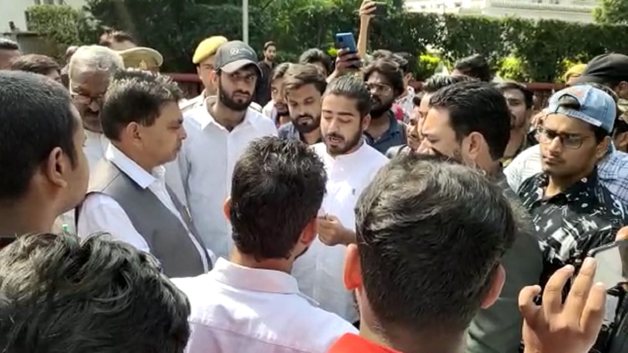 Aligarh: Students protest in AMU demanding student union elections demand from VC