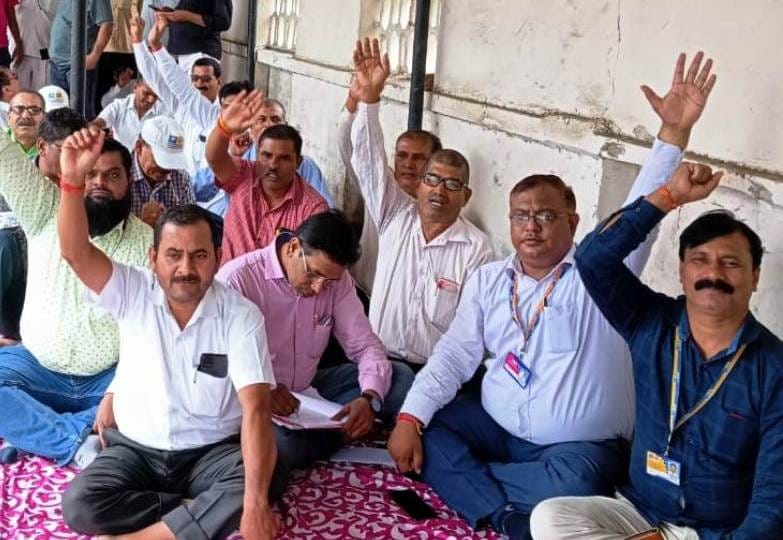 Agents staged a sit-in under the sabbath day