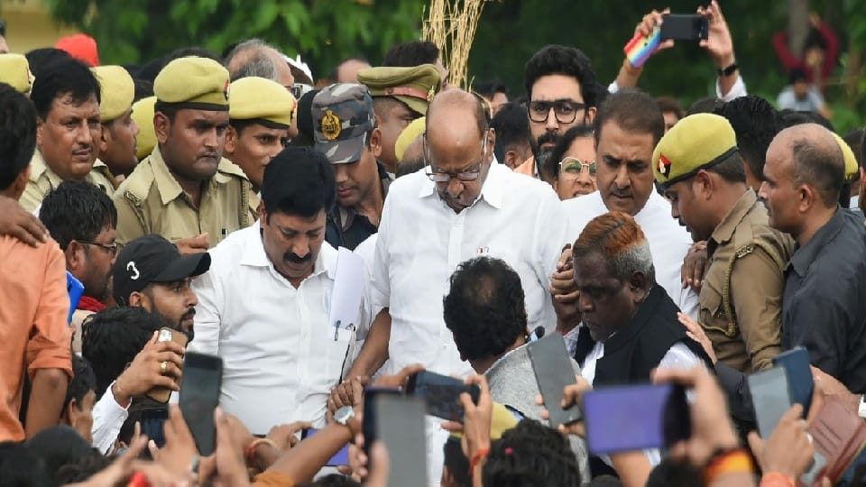 Mulayam singh These politicians including actor Abhishek Bachchan Anil Ambani reached funeral site