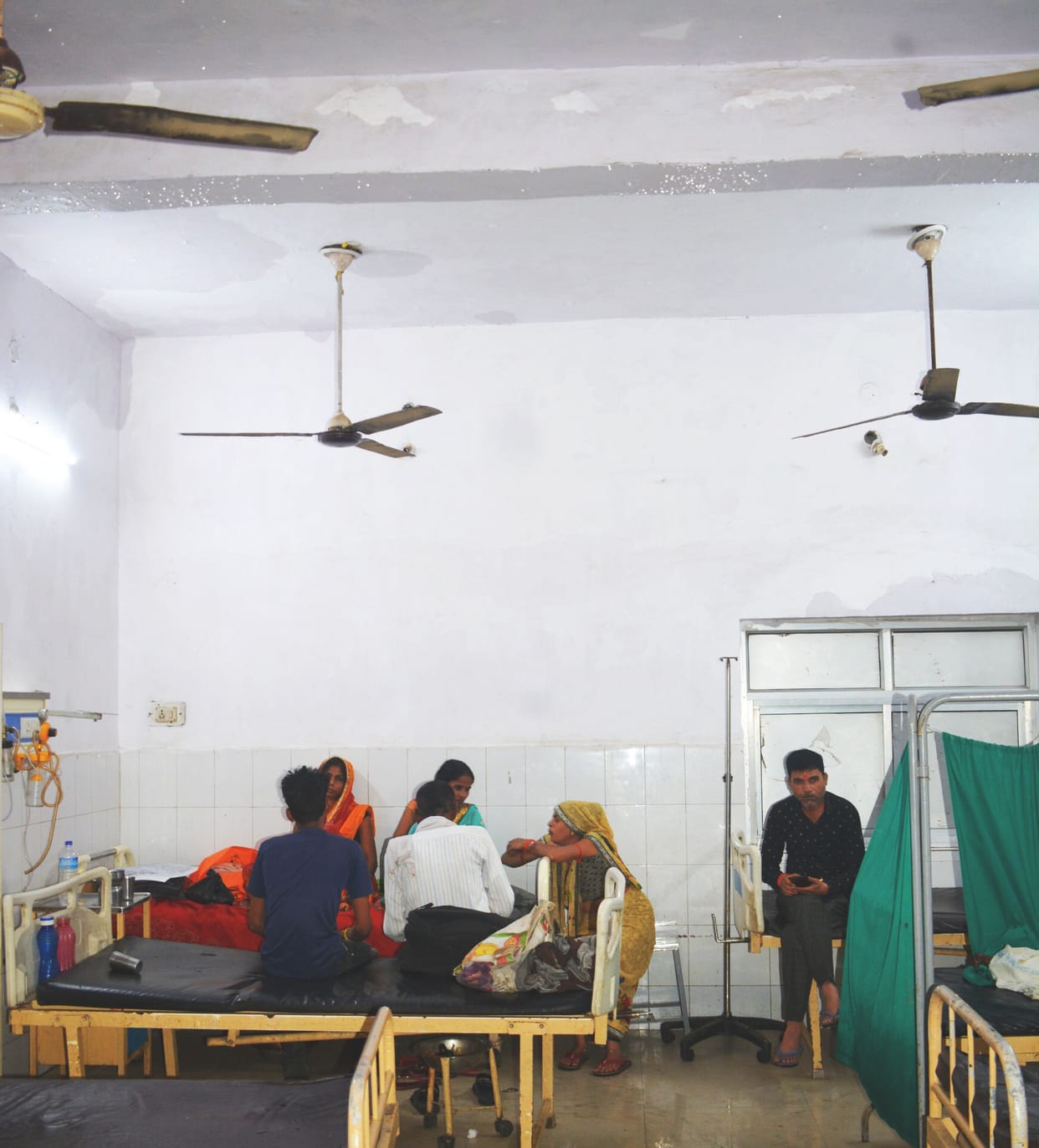Hardoi, The ceiling of the emergency ward started leaking, the patients were worried