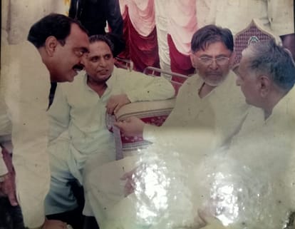 फोटो10एयूआरपी 18- औरैया आगमन के दौरान तत्कालीन मुख्यमंत्री मुलायम सिंह यादव व कमलेश पाठक, व्यापारी