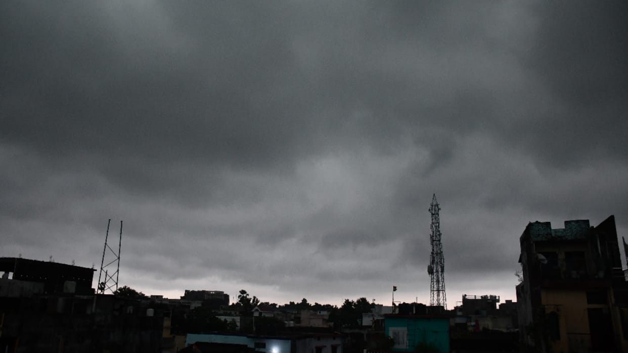 light rain falling in gorakhpur basti mandal