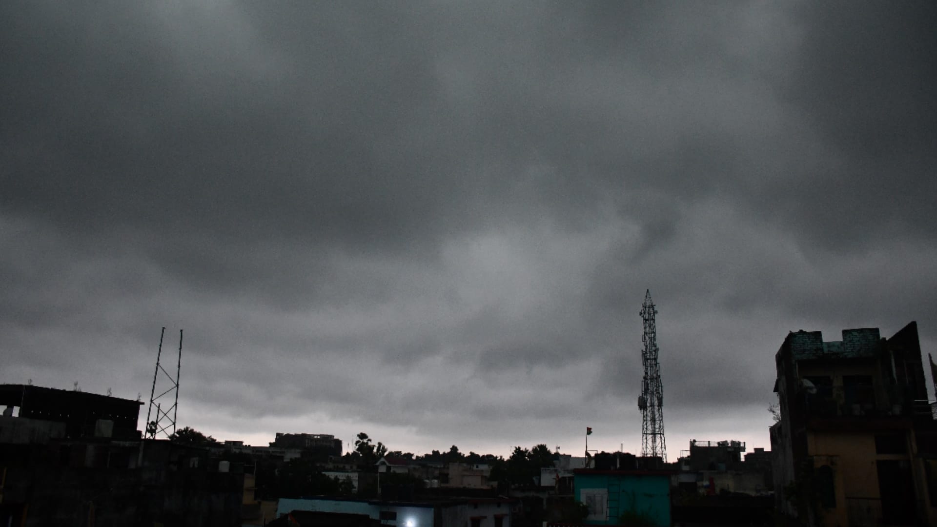 weather became pleasant due to rain in Gorakhpur