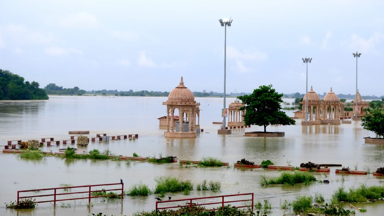 danger of flood deepened due to release of water in Saryu Gorakhpur