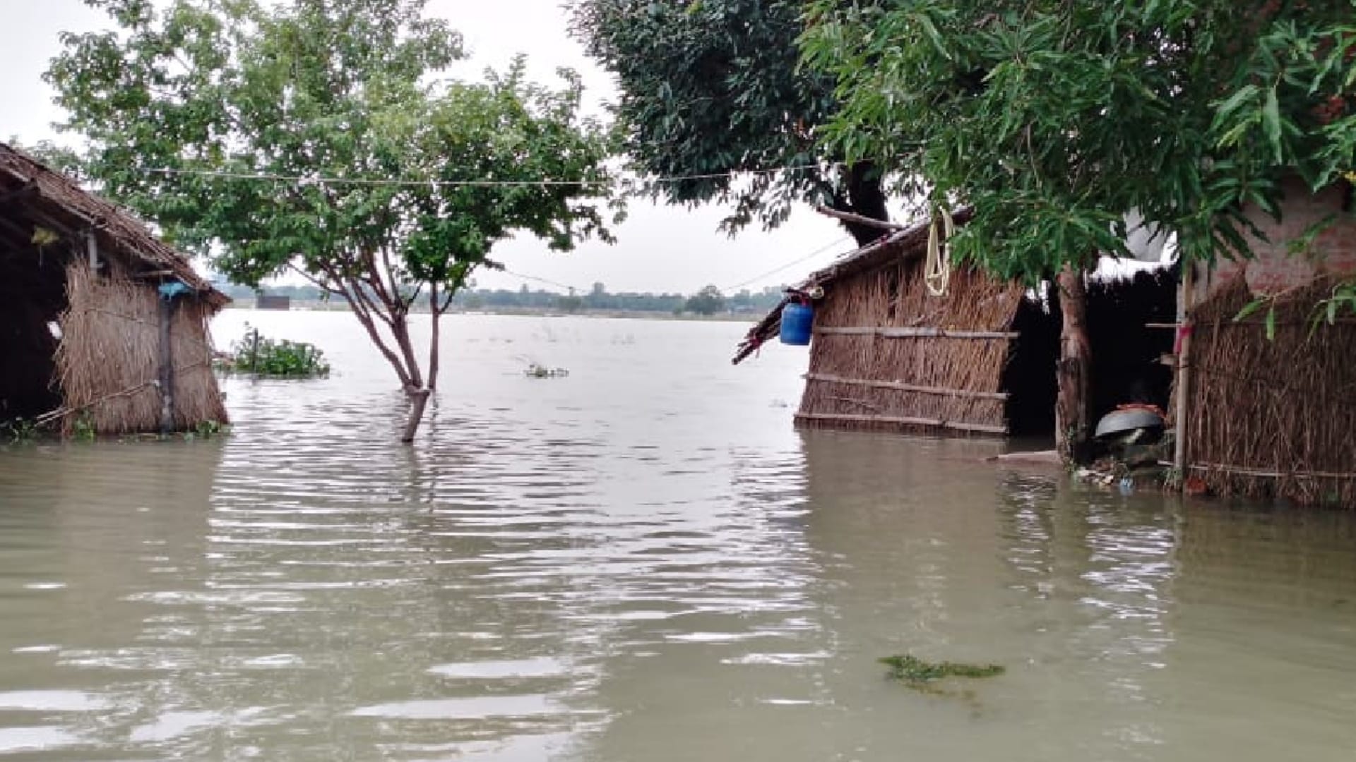 danger of flood deepened due to release of water in Saryu Gorakhpur
