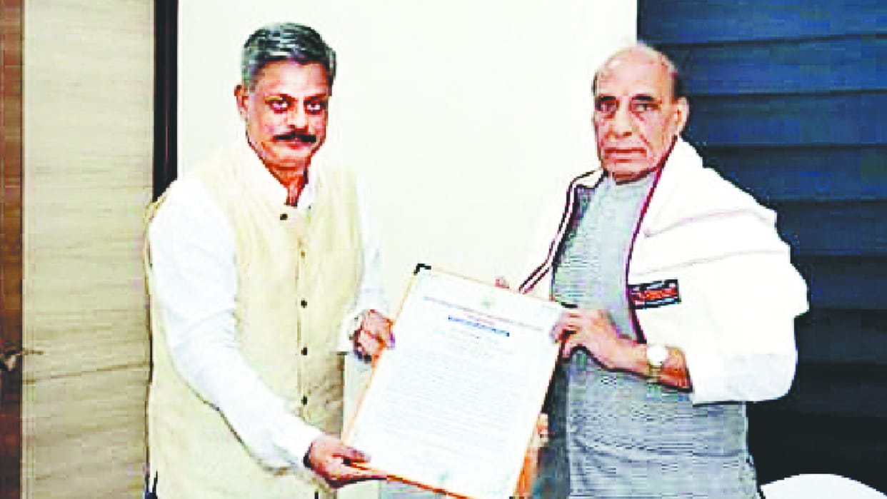 Vice Chancellor gave Defense Minister Distinguished Antiquated Student Award