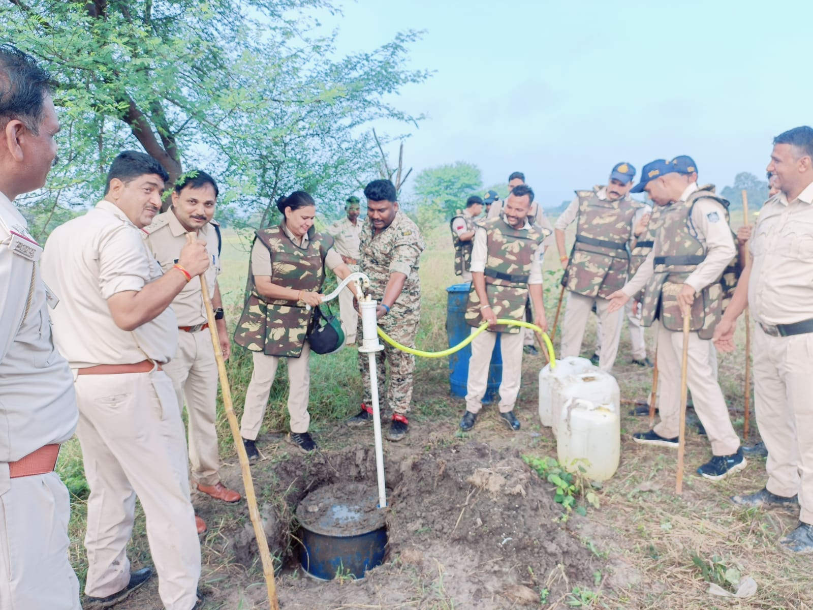गुना में अवैध शराब पकड़ने गई पुलिस के सामने आया अवैध शराब कारोबारियों का कारनामा।