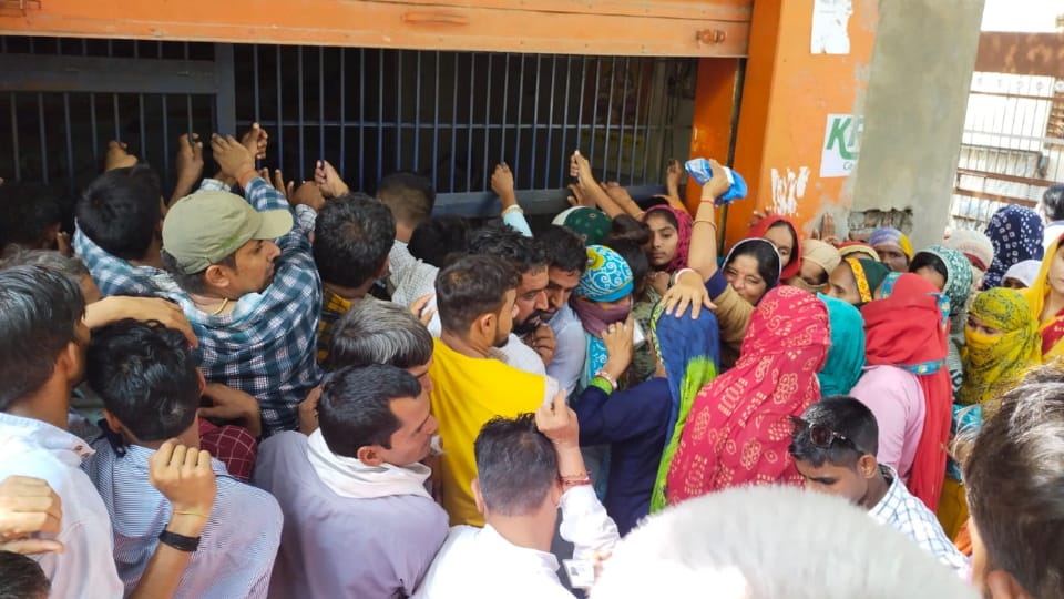 Ruckus for DAP at fertilizer seed sales center of Cooperative Society in Mahendragarh