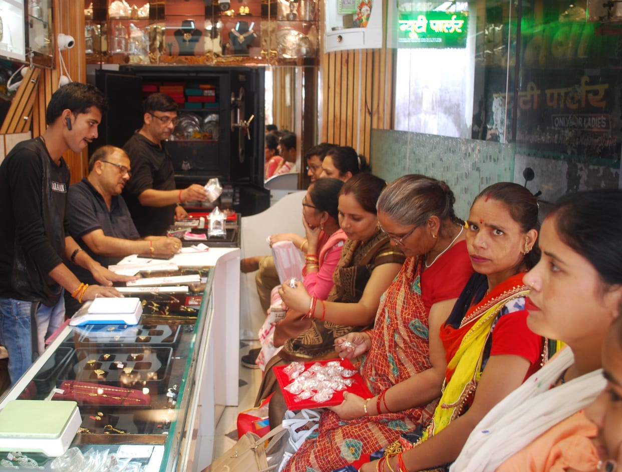 Hathras: Karva Chauth yesterday, the market came out, buyers gathered