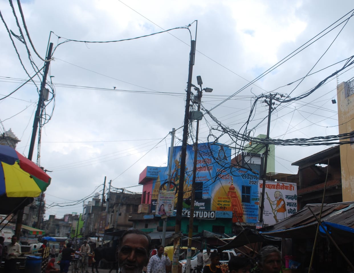 Hathras: From city to village the wires are dilapidated, Diwali can be unbearable