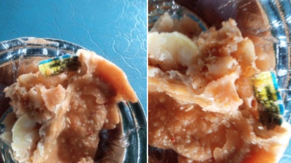 passenger found yellow paper inside the samosa During the journey in the train