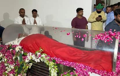 इटावा के सैफई में मुलायम सिंह यादव के पार्थिव शरीर को श्रद्धांजलि देते सुनील साजन। संवाद