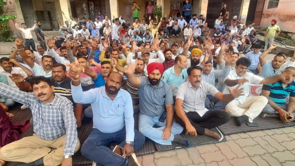 Jalshakti Department dailywazers employees  protest jammu rally on October 17