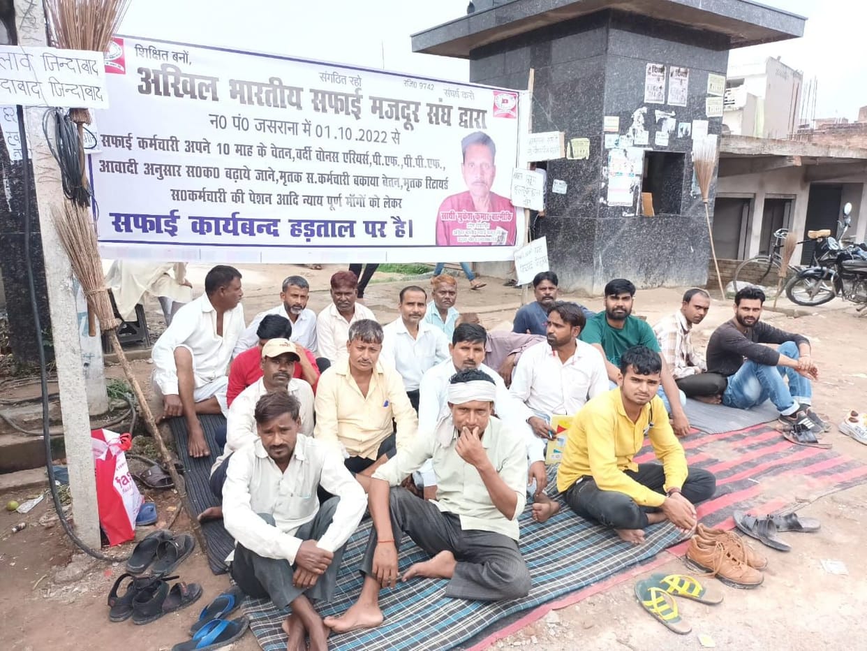 Due to the strike of the cleaning workers, heaps of garbage in the town