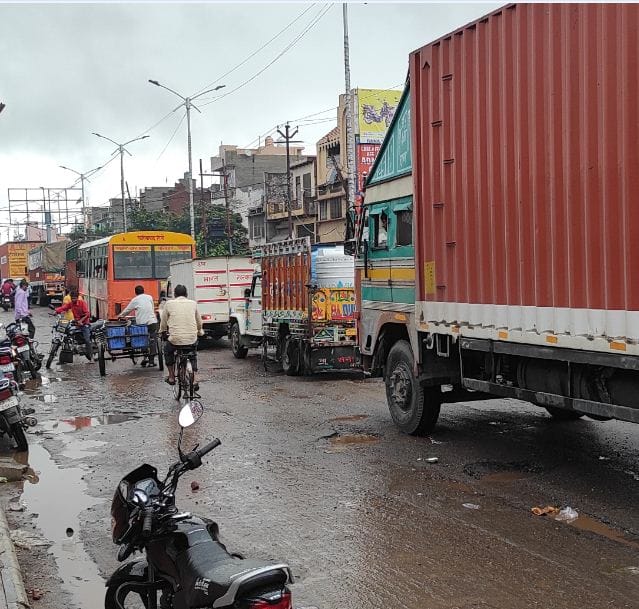 Potholes formed on the road due to rain, jammed for 24 hours