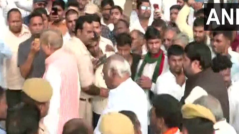 Mulayam singh These politicians including actor Abhishek Bachchan Anil Ambani reached funeral site