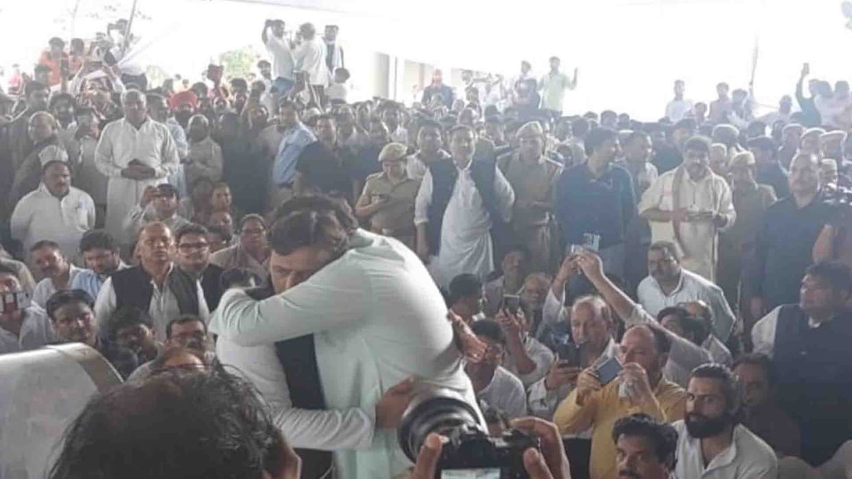Mulayam Singh Yadav Funeral: Varun Gandhi arrived to pay tribute