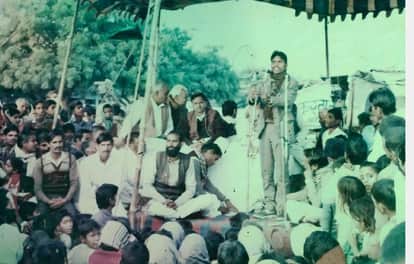 बेला में जनसभा के दौरान मौजूद मुलायम सिंह यादव