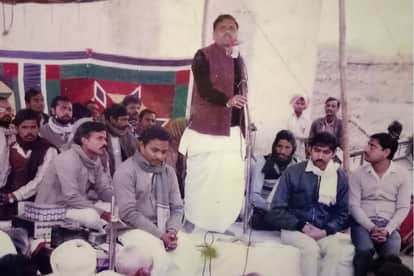 कैथावा गांव में बैठक में मौजूद नेताजी