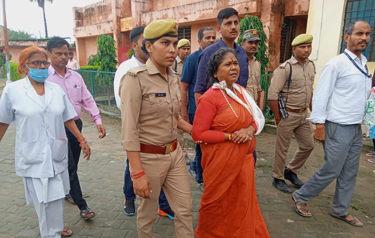 Mulayam Singh Funeral, Union Minister of State Sadhvi Niranjan Jyoti's broken hand
