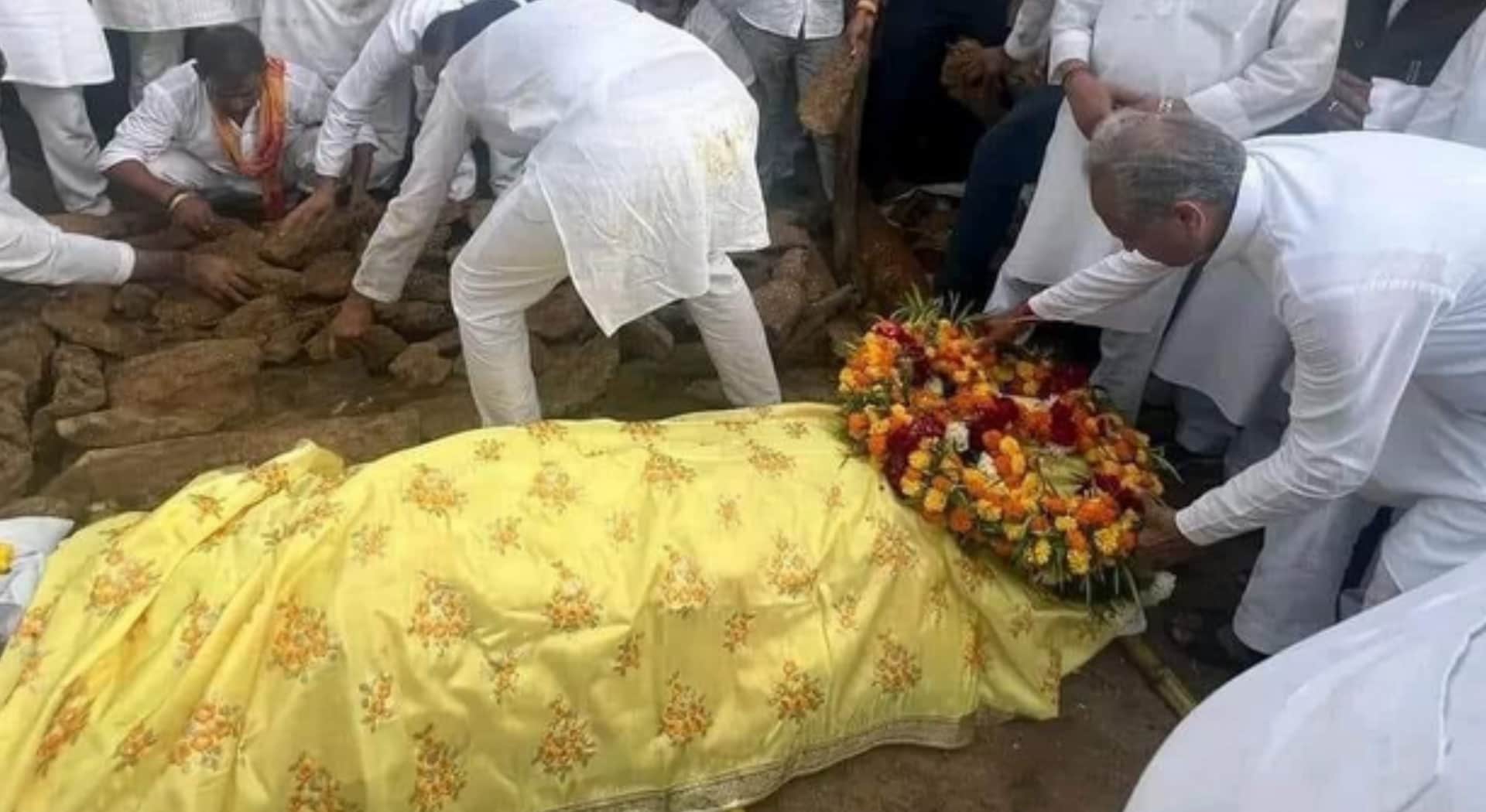 Mulayam Singh merged into Panchtatva: Akhilesh paid tribute, CM of many states paid tribute