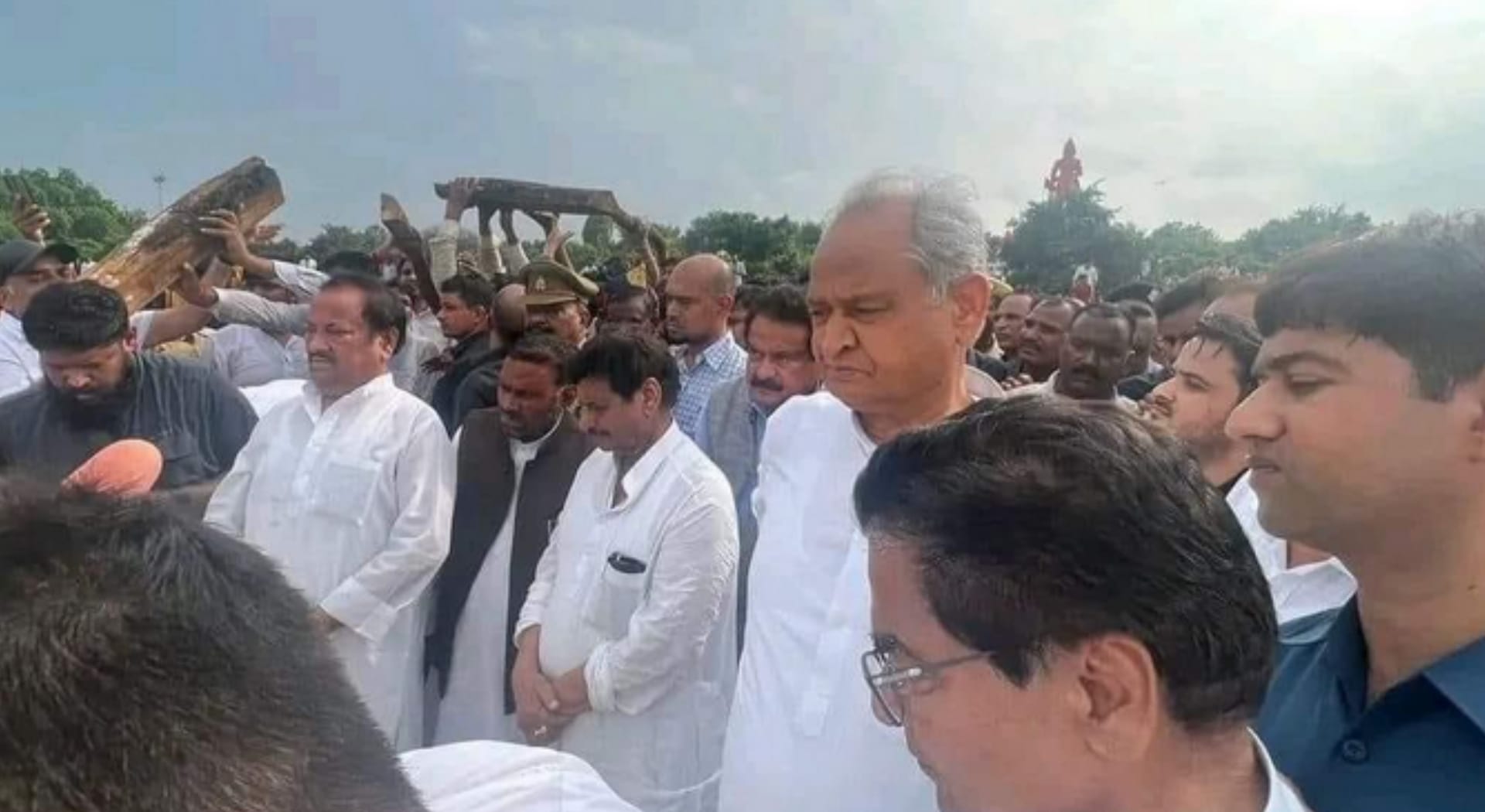 Mulayam Singh Yadav Funeral, everyone cried the last farewell of the Dhartiputra