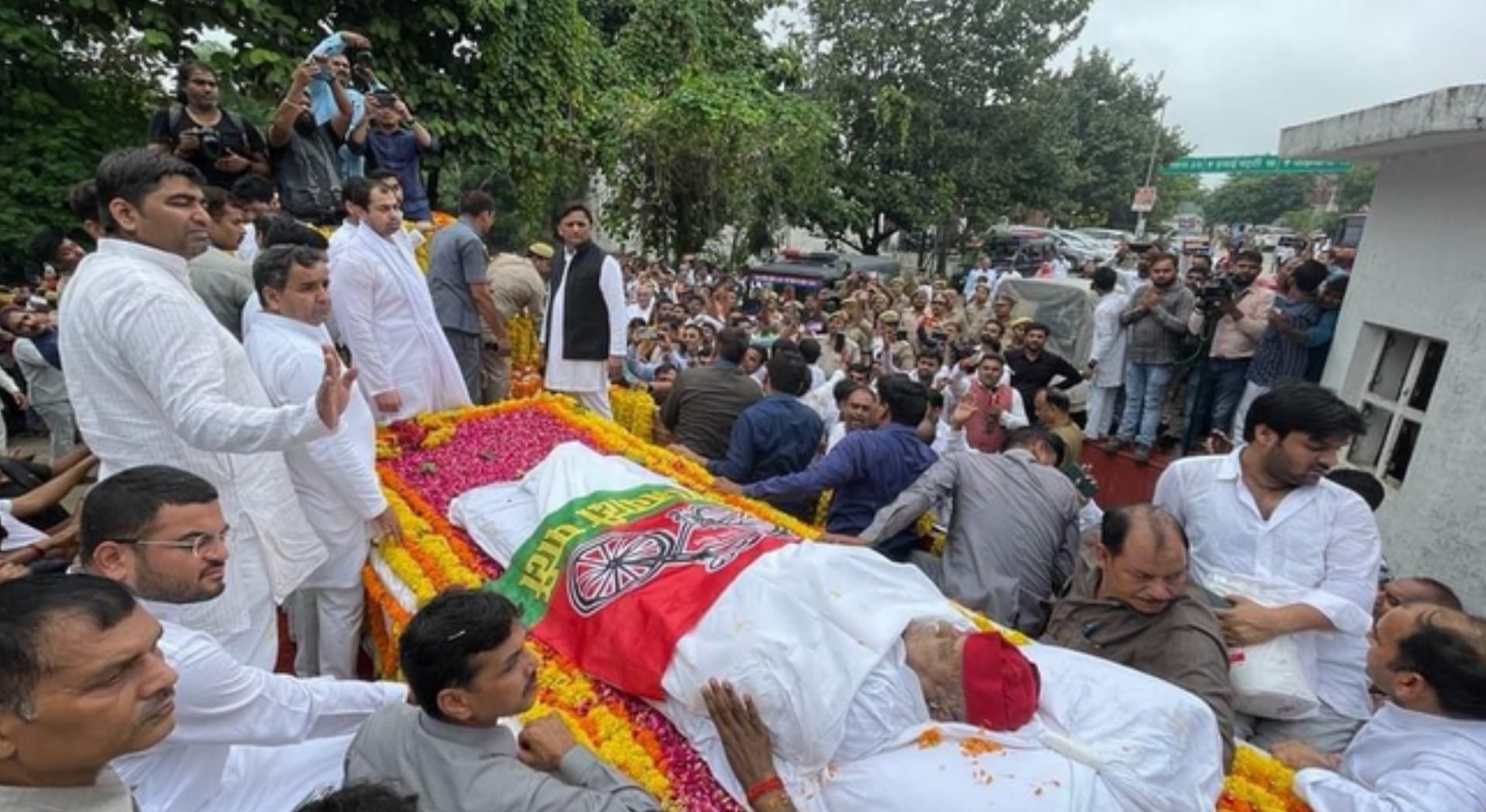 mulayam singh yadav funeral Kalyan Singh son of BJP MP Rajveer Singh reply on the debate on social media