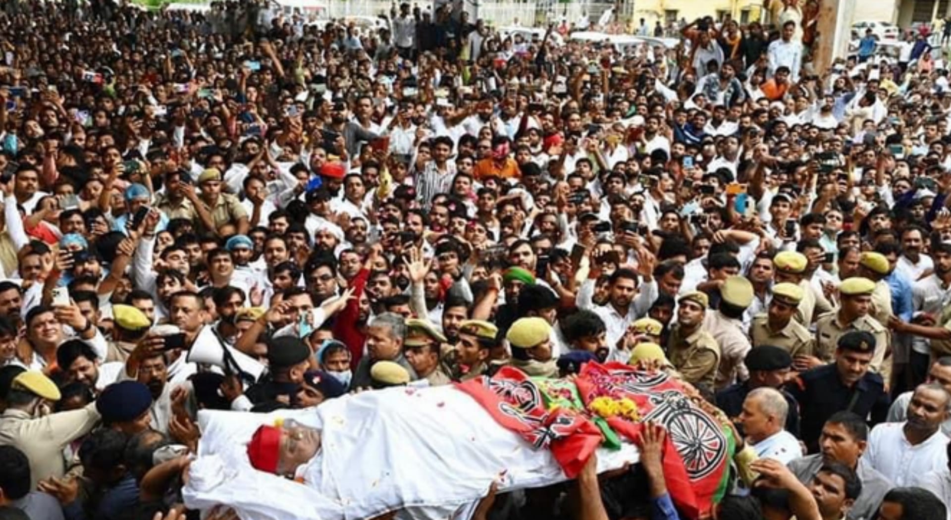 Mulayam Singh Yadav Funeral, everyone cried the last farewell of the Dhartiputra