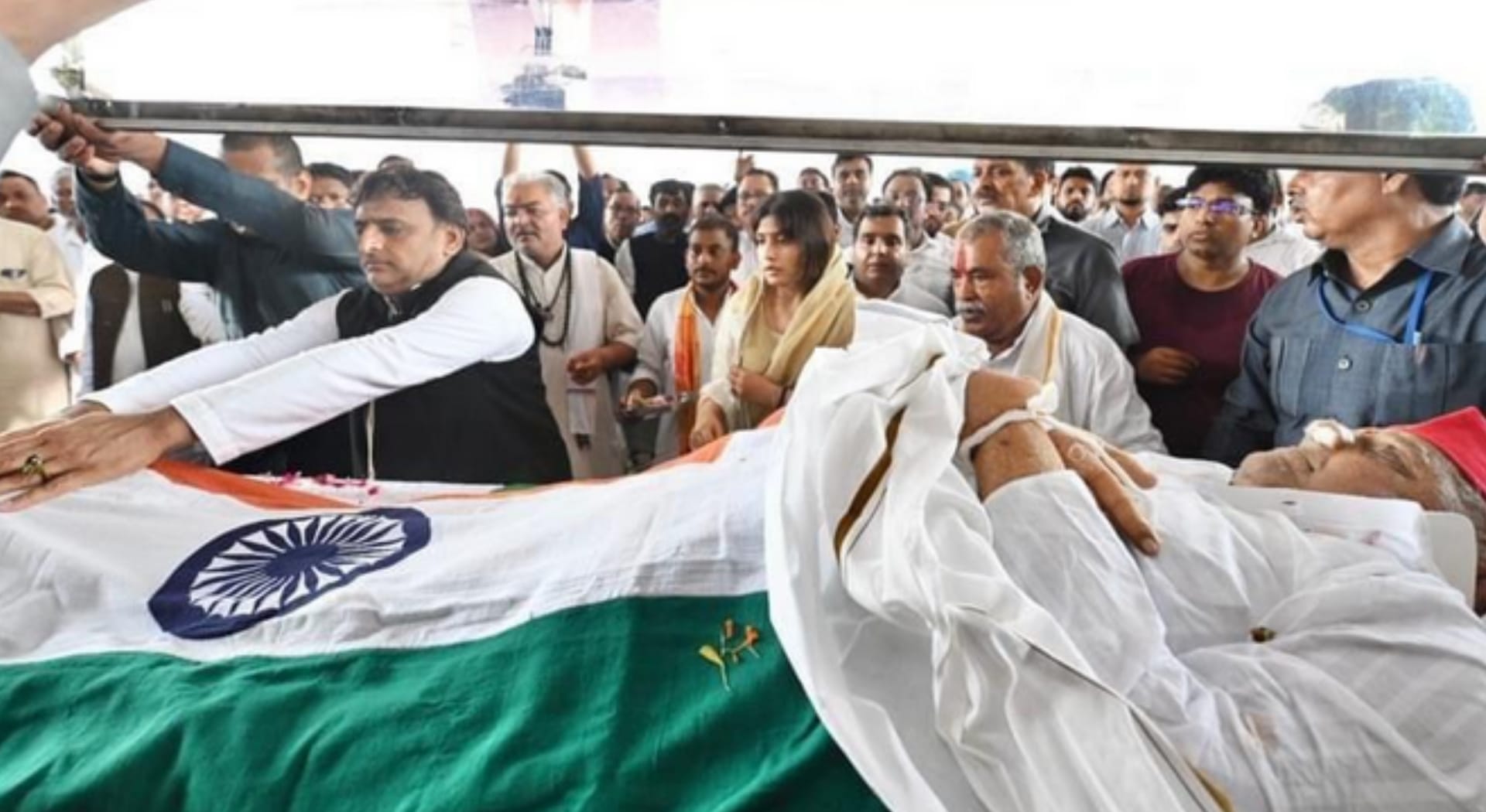 Mulayam Singh Yadav used to listen to the problems of the people in the hall where the body was kept