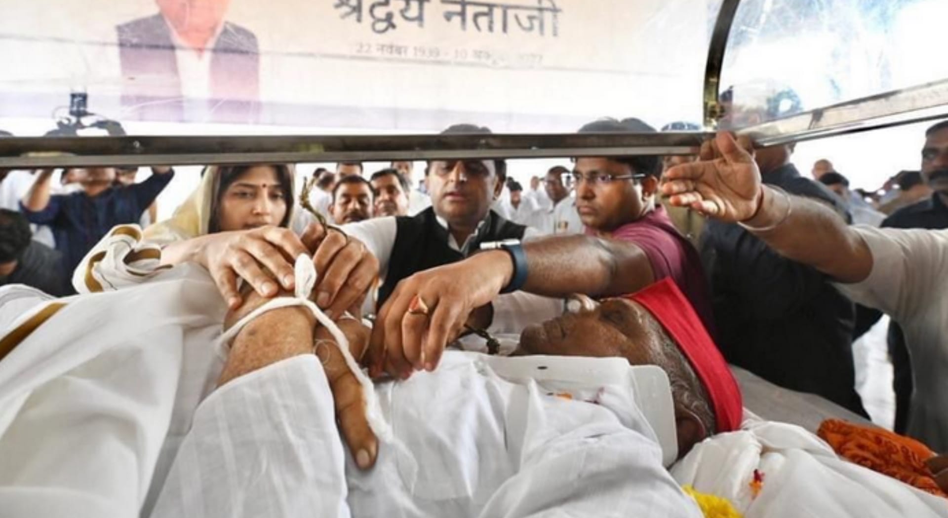 Mulayam Singh Yadav used to listen to the problems of the people in the hall where the body was kept