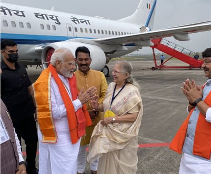 पिछले दिनों प्रधानमंत्री नरेंद्र मोदी का इंदौर एयरपोर्ट पर सुमित्रा महाजन ने स्वागत किया था।