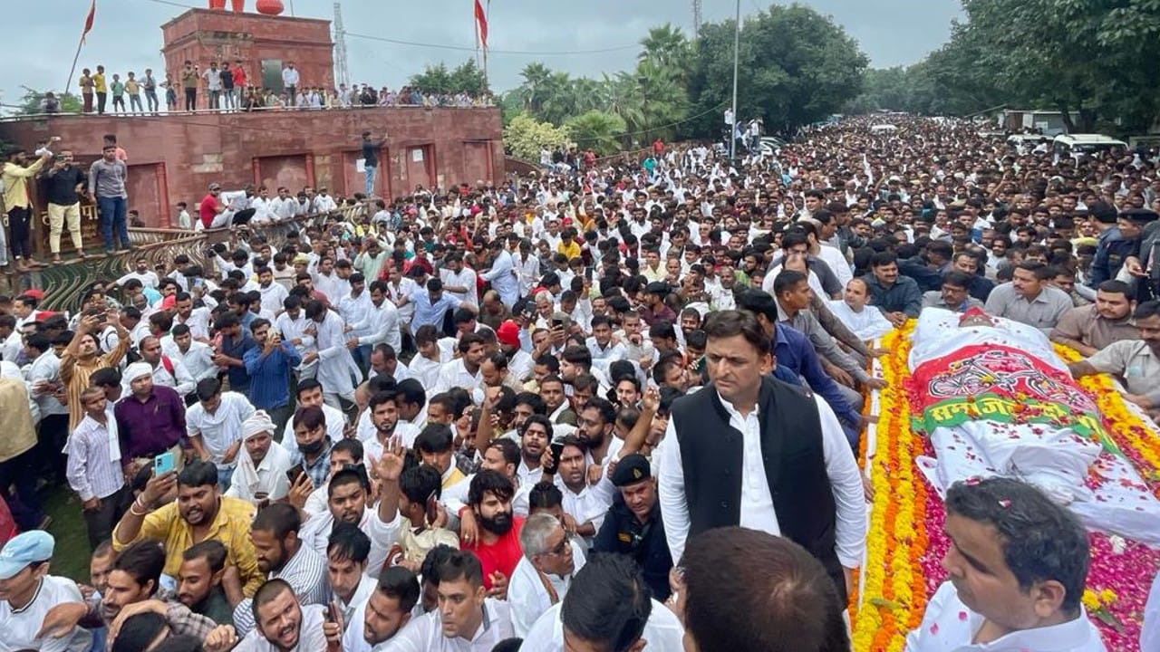 Mulayam Singh Yadav Funeral, everyone cried the last farewell of the Dhartiputra