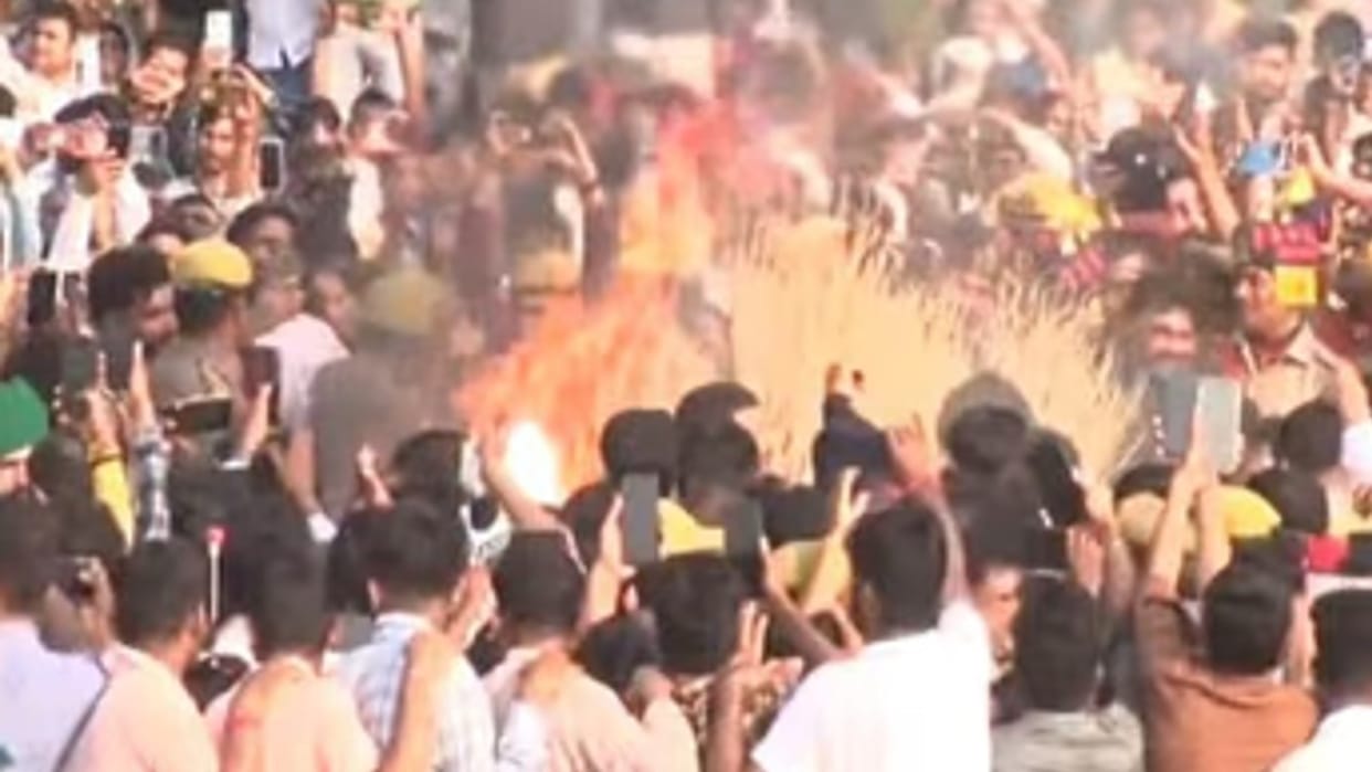 Mulayam Singh Yadav Funeral Neta Ji Ka Antim Sanskar in Saifai son Akhilesh lit fire