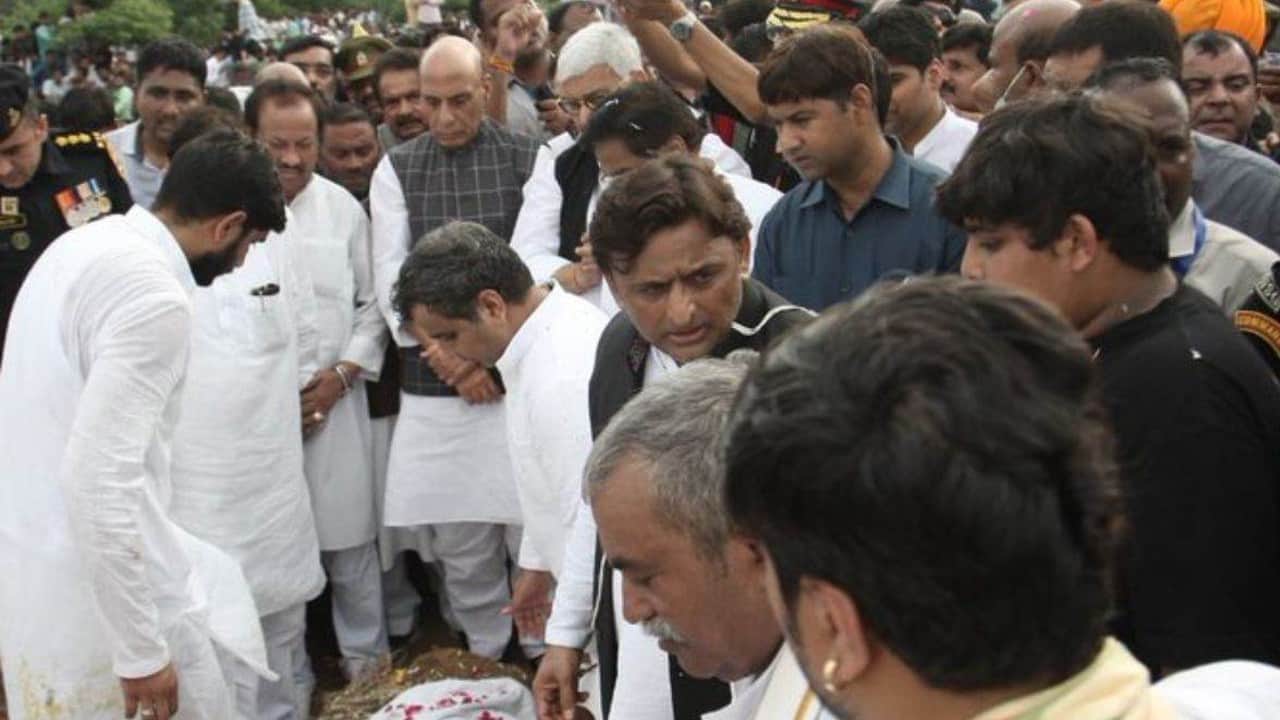 Mulayam singh yadav Funeral: From Defense Minister Rajnath Singh to Baba Ramdev, Varun wept, photos
