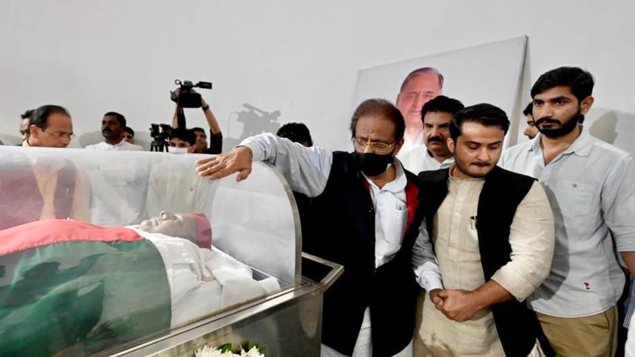 Mulayam singh yadav Funeral: From Defense Minister Rajnath Singh to Baba Ramdev, Varun wept, photos