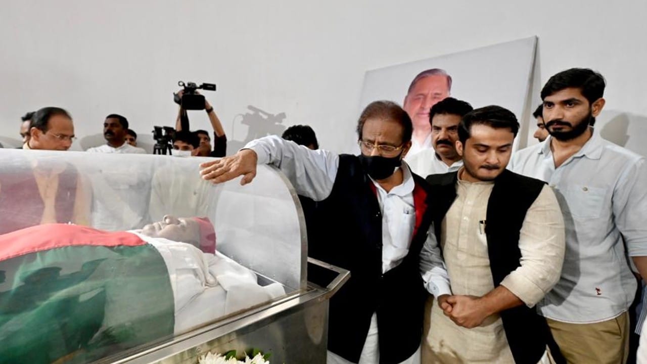 Mulayam singh yadav Funeral: From Defense Minister Rajnath Singh to Baba Ramdev, Varun wept, photos