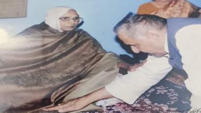 9 फरवरी 2011 में डॉ केसी पांडेय के घर जाकर मुलायम सिंह ने उनकी माता के पैर छूकर आशीर्वाद लिए थे।