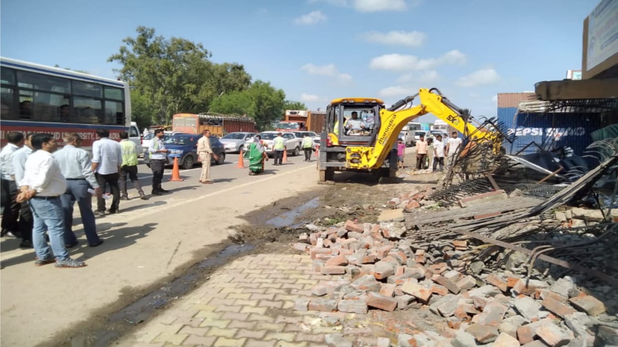 Meerut: Bulldozers run on illegal construction in Daurala