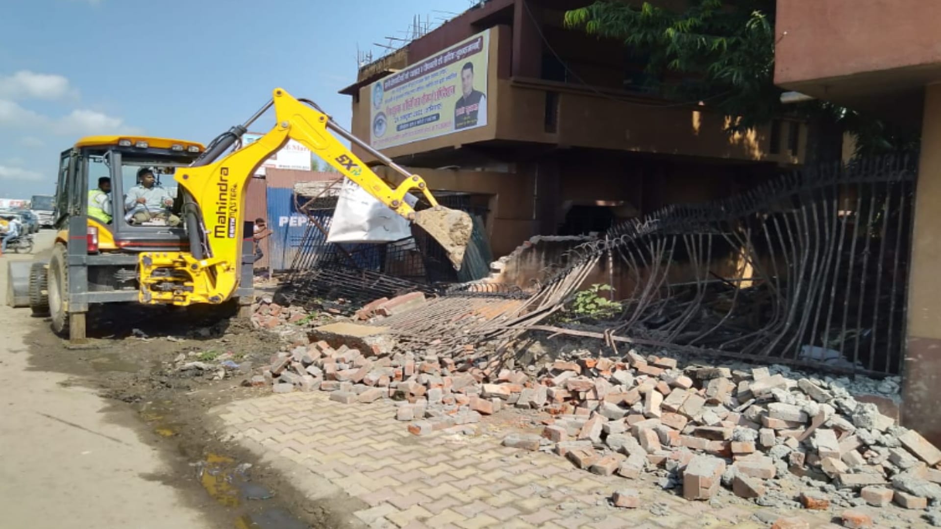 Meerut: Bulldozers run on illegal construction in Daurala