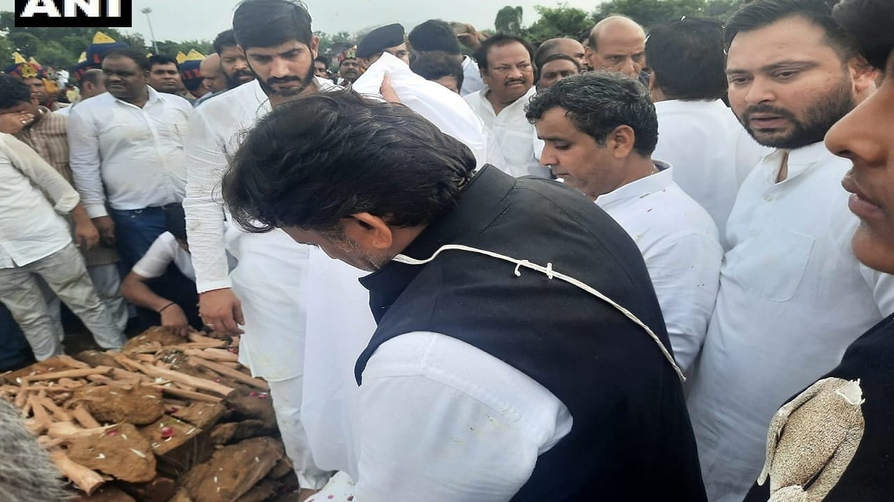 Mulayam Singh Yadav Funeral Neta Ji Ka Antim Sanskar in Saifai son Akhilesh lit fire