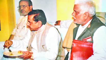 गुजराती बाबा व जयशंकर पांडेय के साथ मौजूद मुलायम सिंह यादव। (फाइल फोटो)