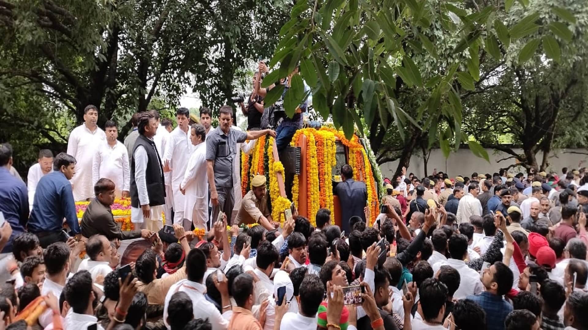 Mulayam singh yadav Funeral: From Defense Minister Rajnath Singh to Baba Ramdev, Varun wept, photos