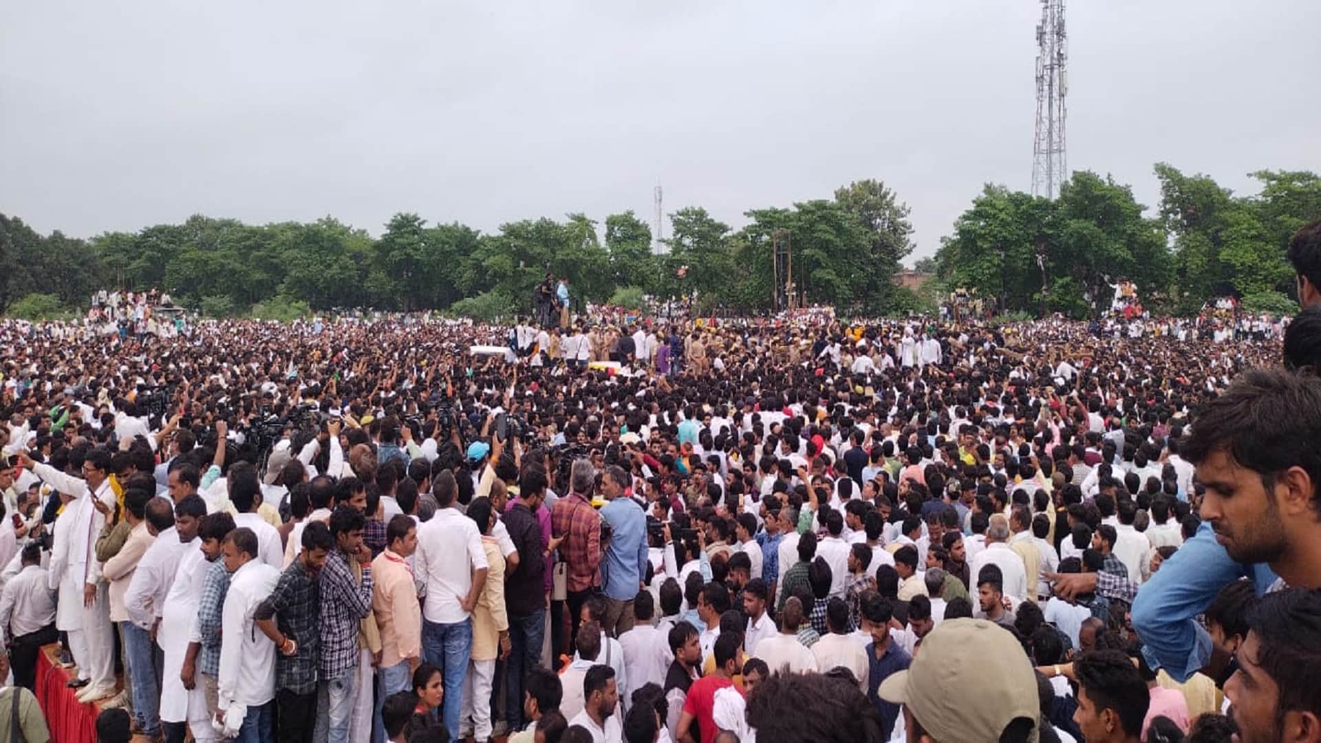 Mulayam Singh Yadav cremated in Saifai.