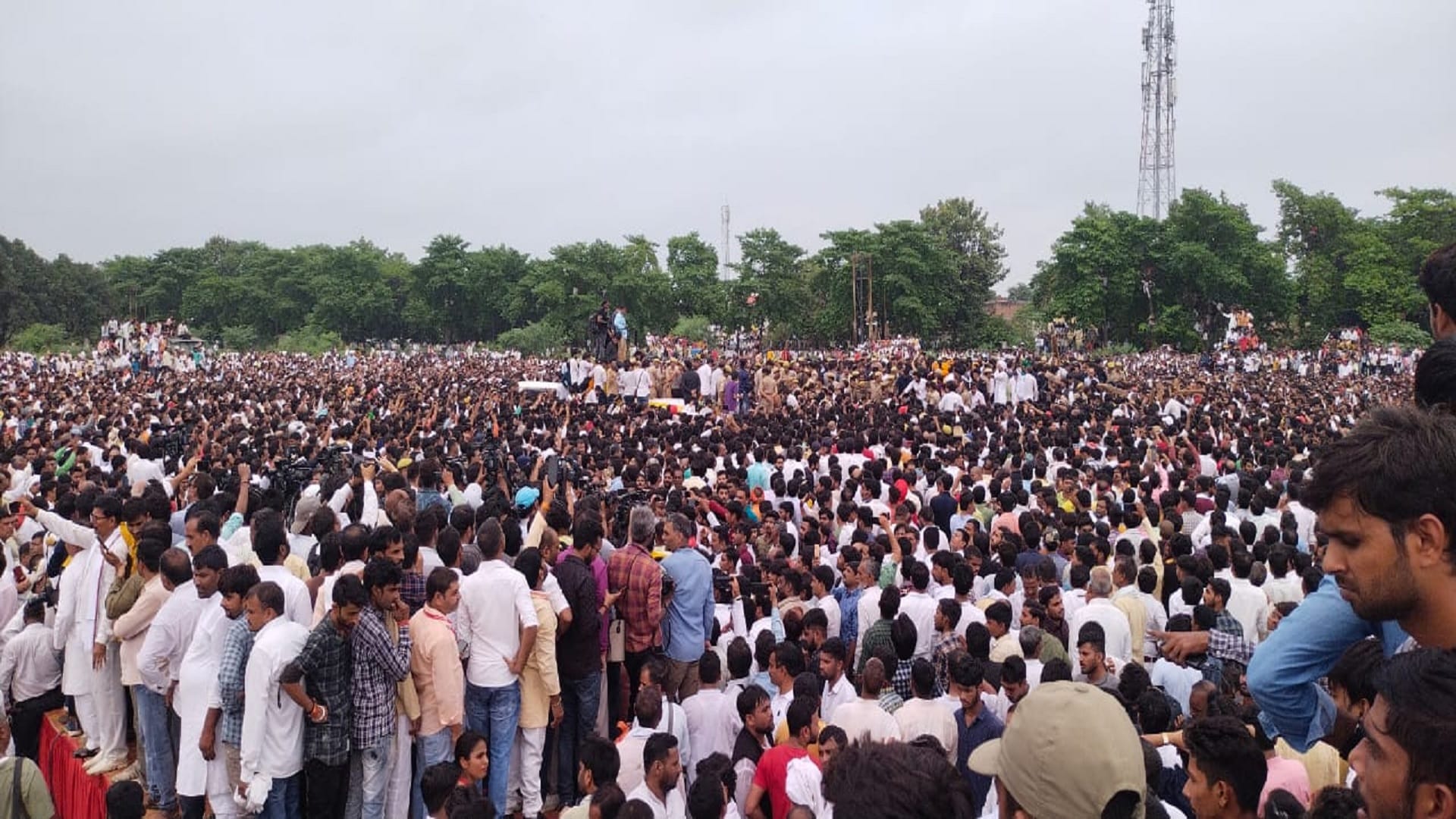 Mulayam Singh Yadav cremated in Saifai.