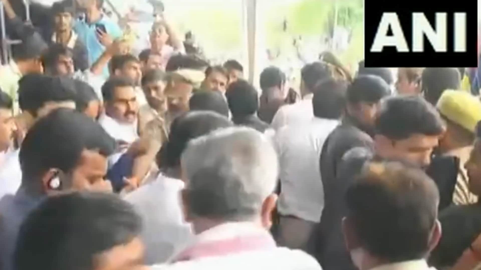 Mulayam Singh Yadav cremated in Saifai.