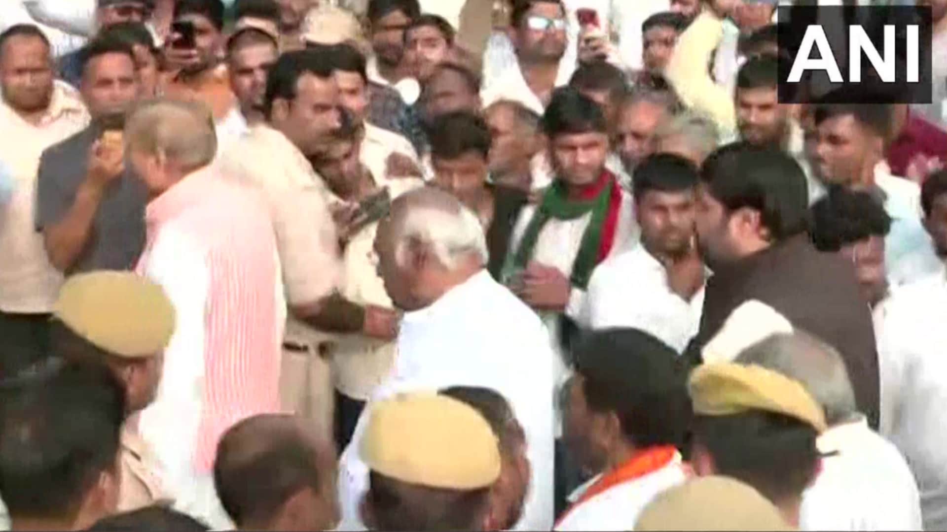 Mulayam Singh Yadav cremated in Saifai.